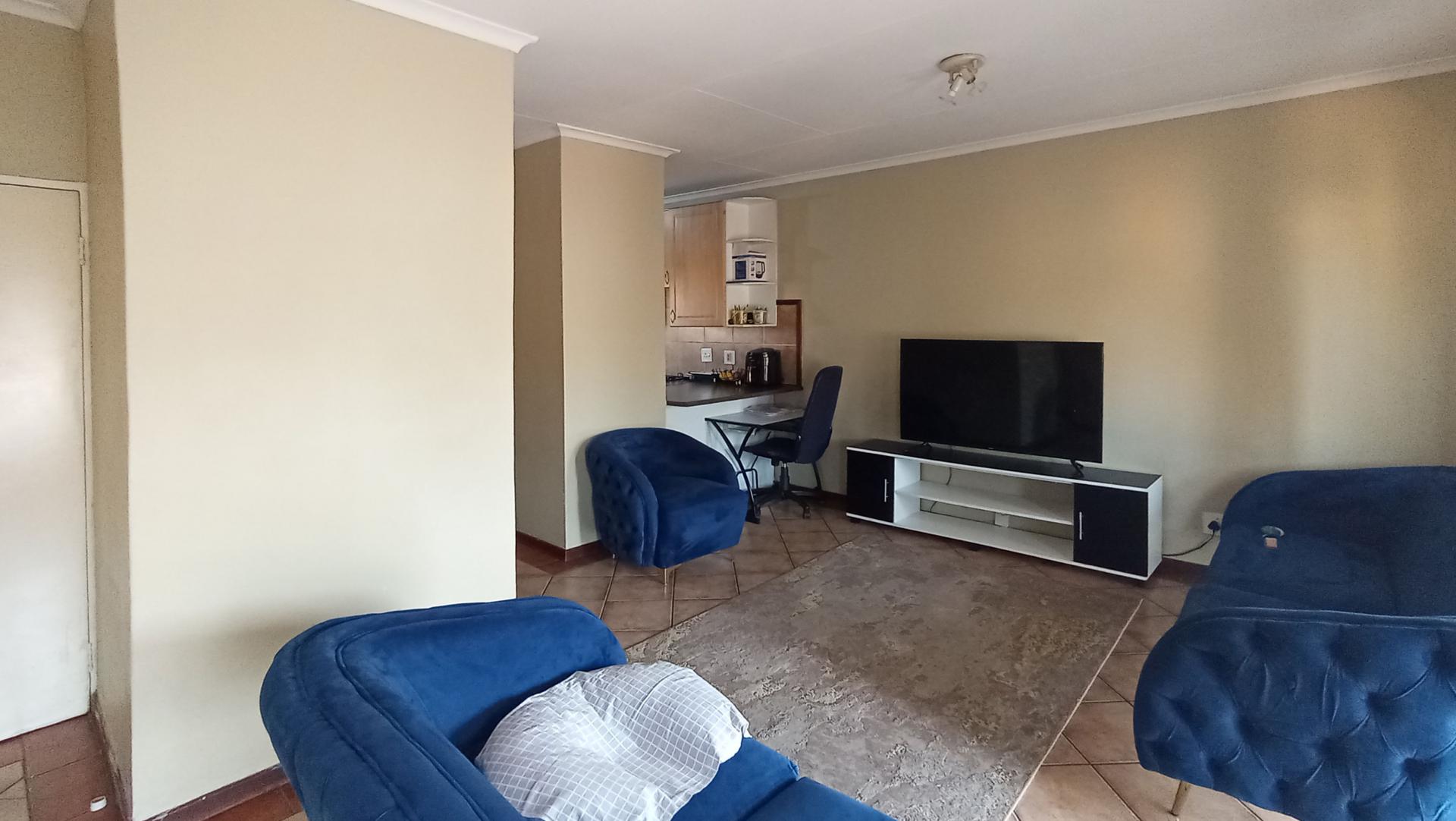 Lounges - 21 square meters of property in Equestria