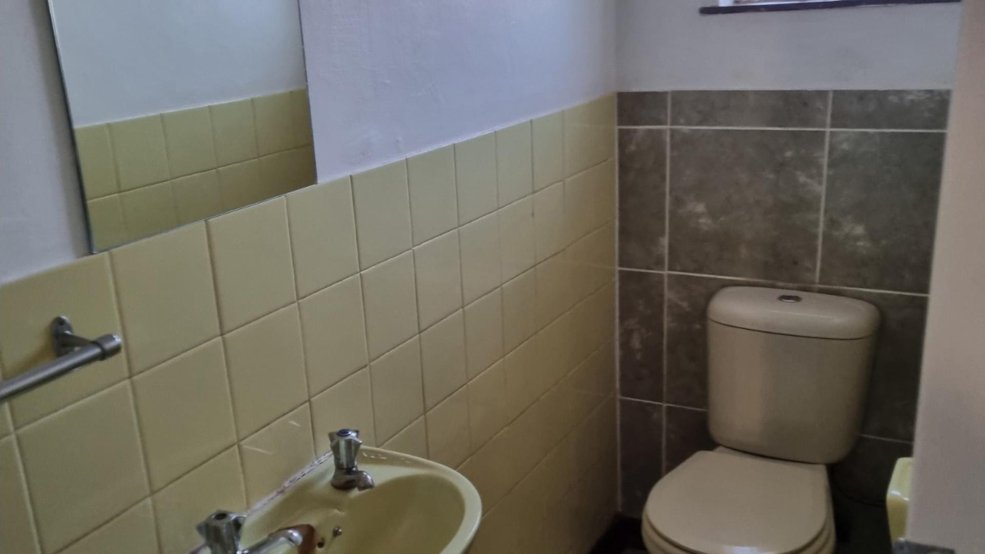 Bathroom 1 of property in Postmasburg