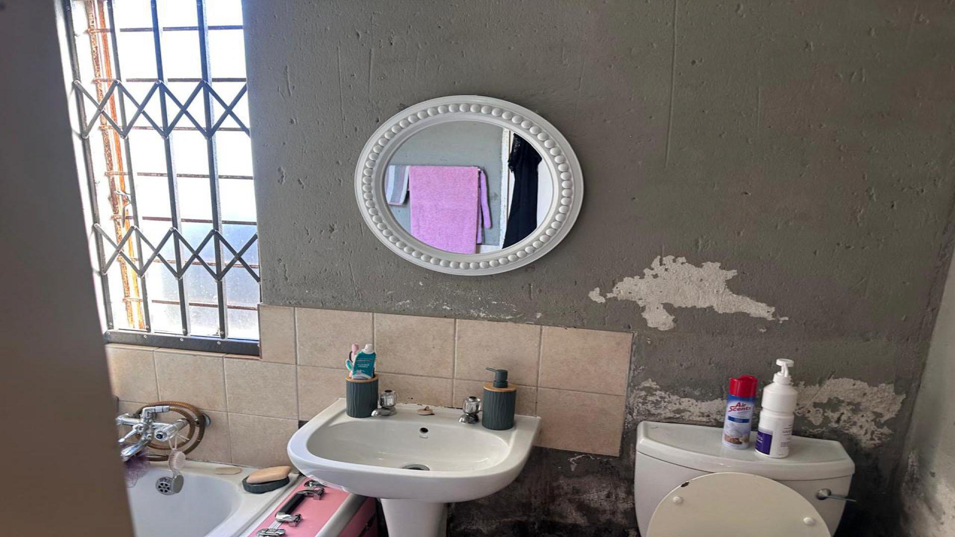 Bathroom 1 of property in Klippoortjie AH