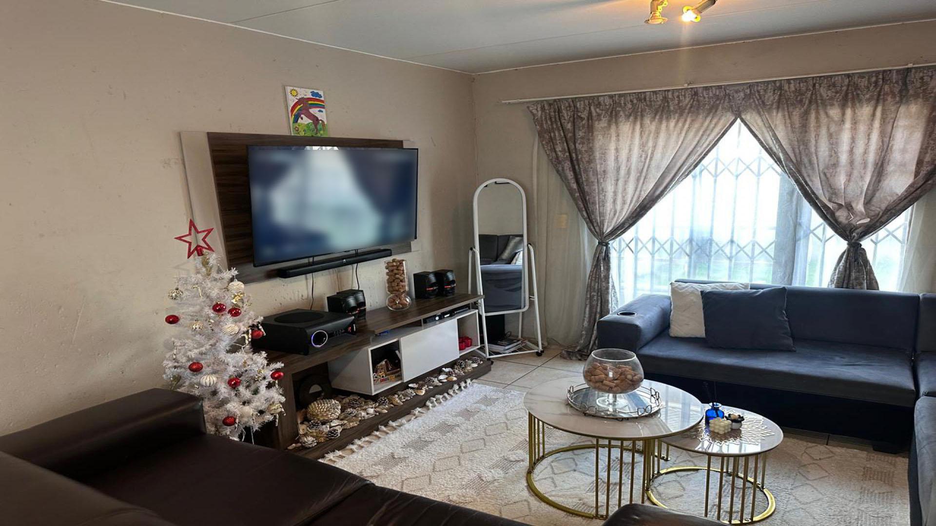 Lounges of property in Klippoortjie AH