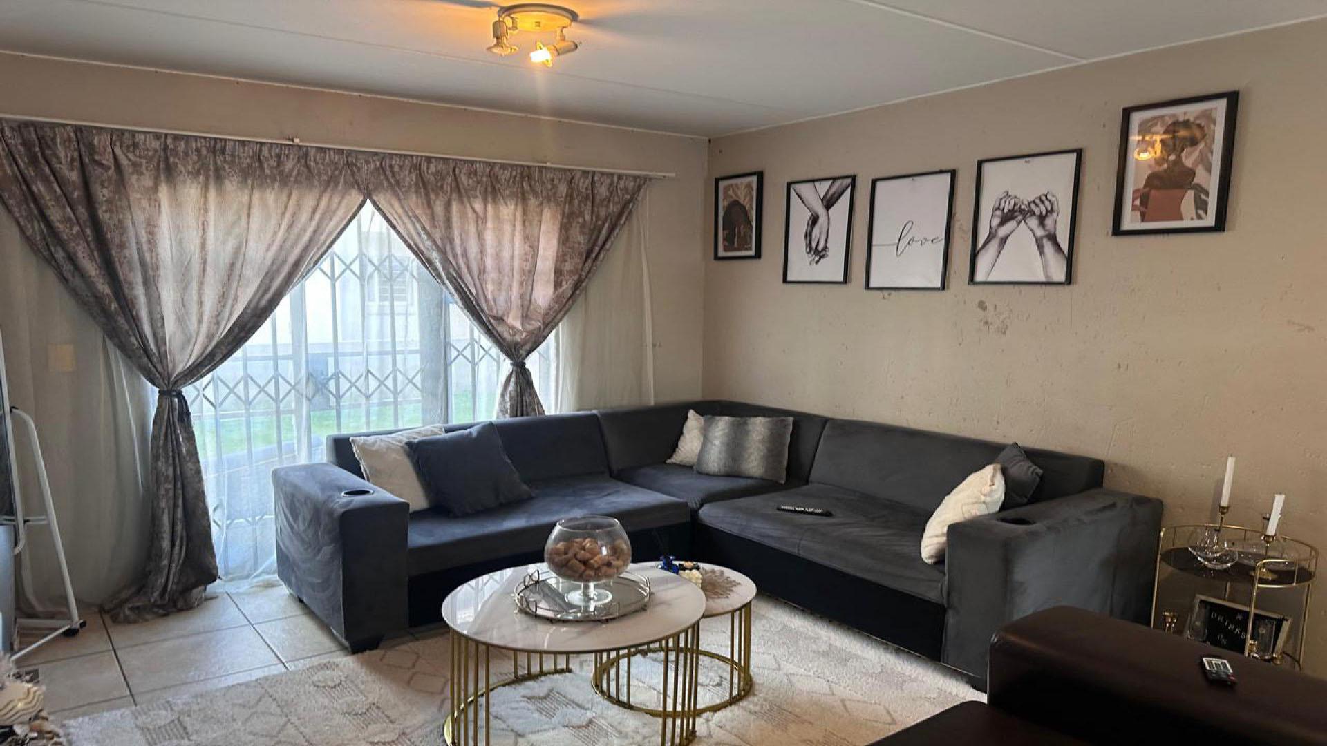 Lounges of property in Klippoortjie AH