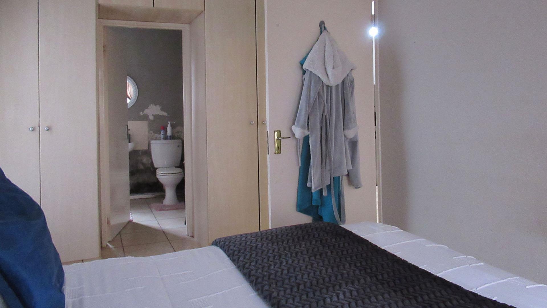 Bed Room 1 - 13 square meters of property in Klippoortjie AH