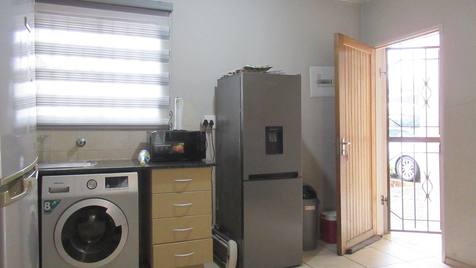 Kitchen - 8 square meters of property in Klippoortjie AH