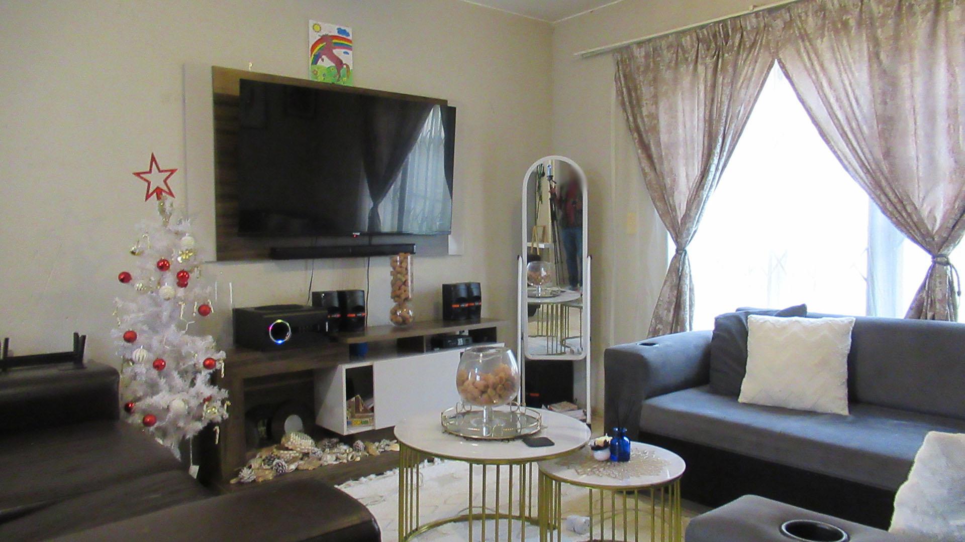 Lounges - 18 square meters of property in Klippoortjie AH