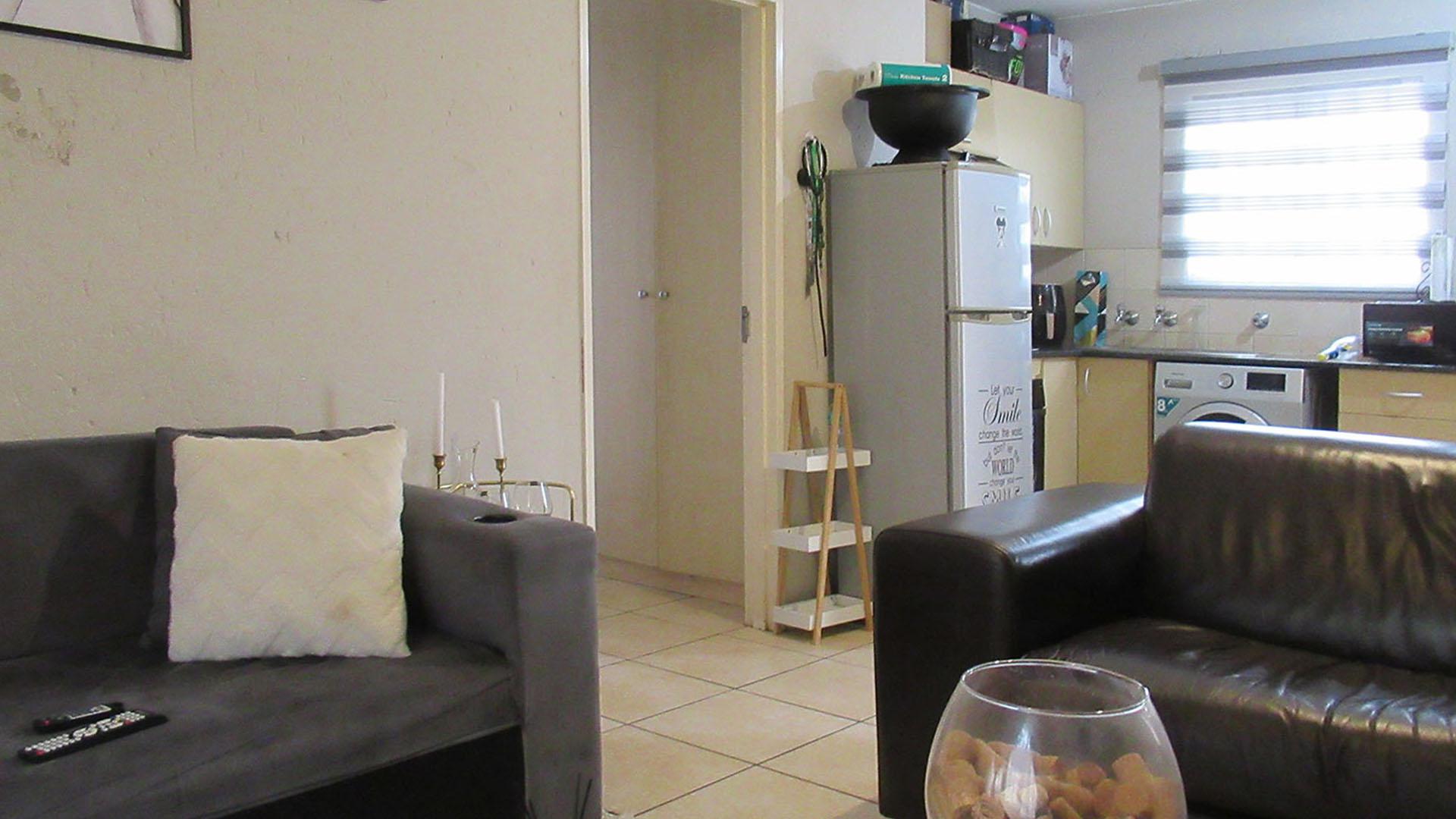 Lounges - 18 square meters of property in Klippoortjie AH