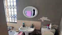 Bathroom 1 of property in Klippoortjie AH