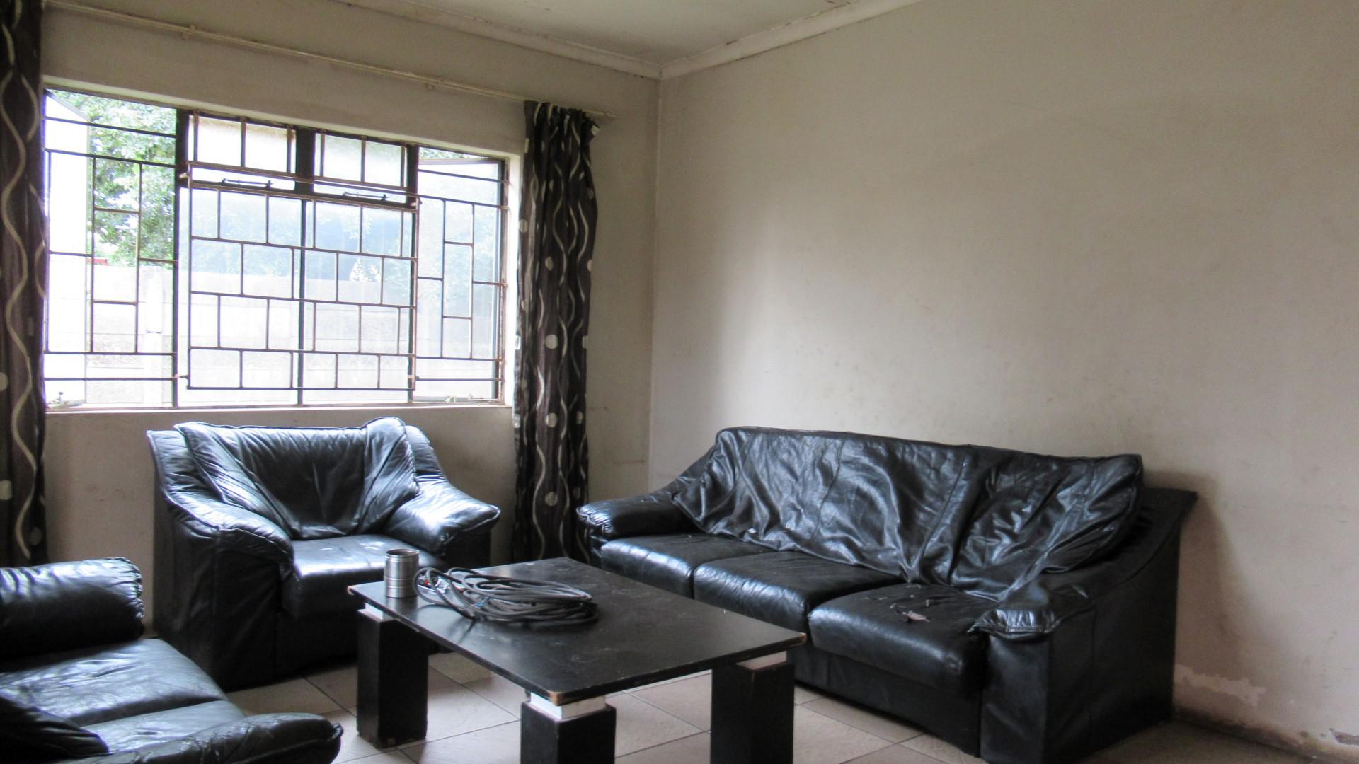 Lounges - 23 square meters of property in Berton Park