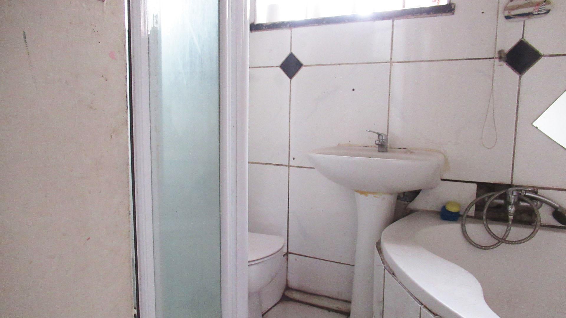 Bathroom 1 - 6 square meters of property in Berton Park