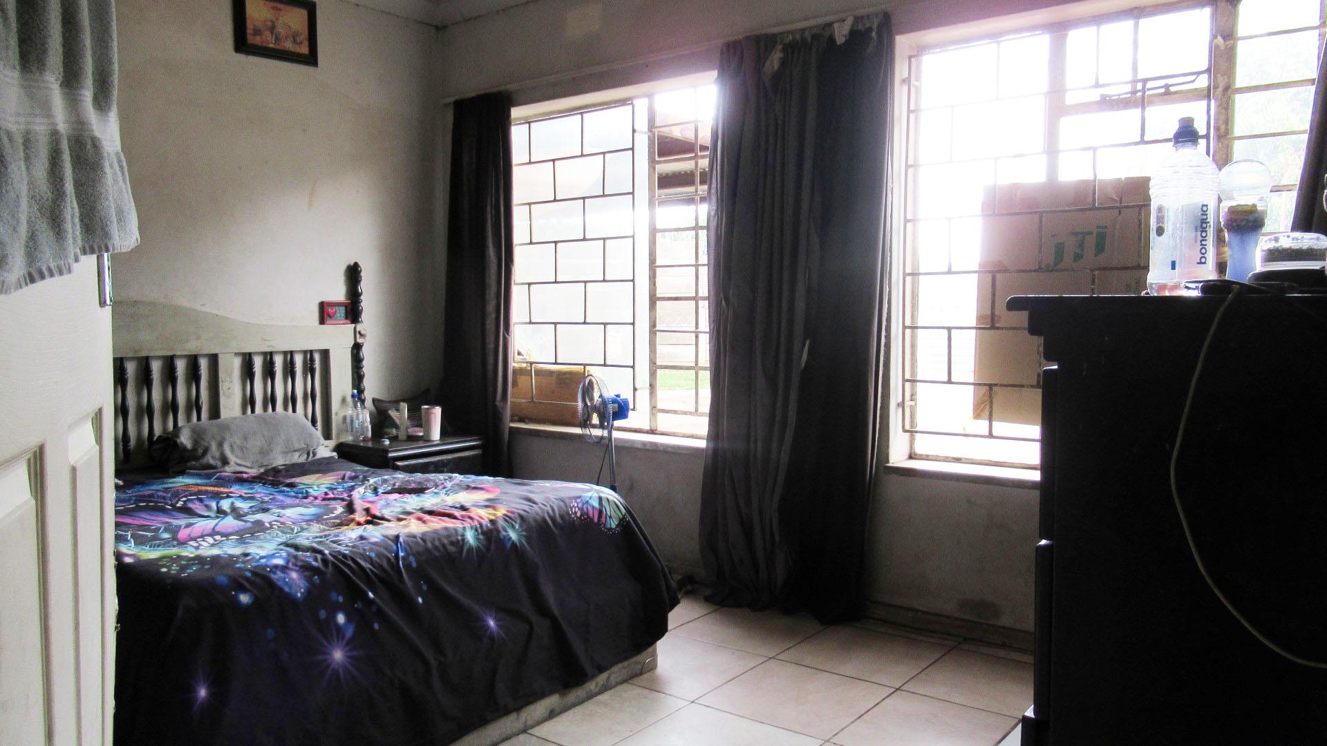 Bed Room 1 - 18 square meters of property in Berton Park