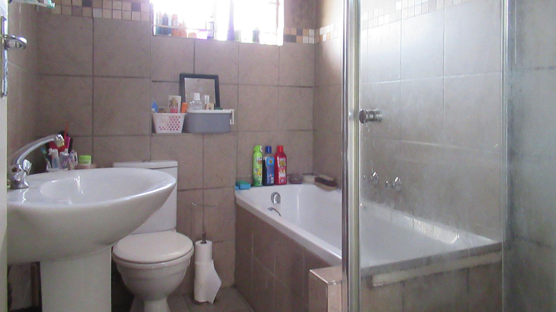 Bathroom 1 - 7 square meters of property in Selcourt