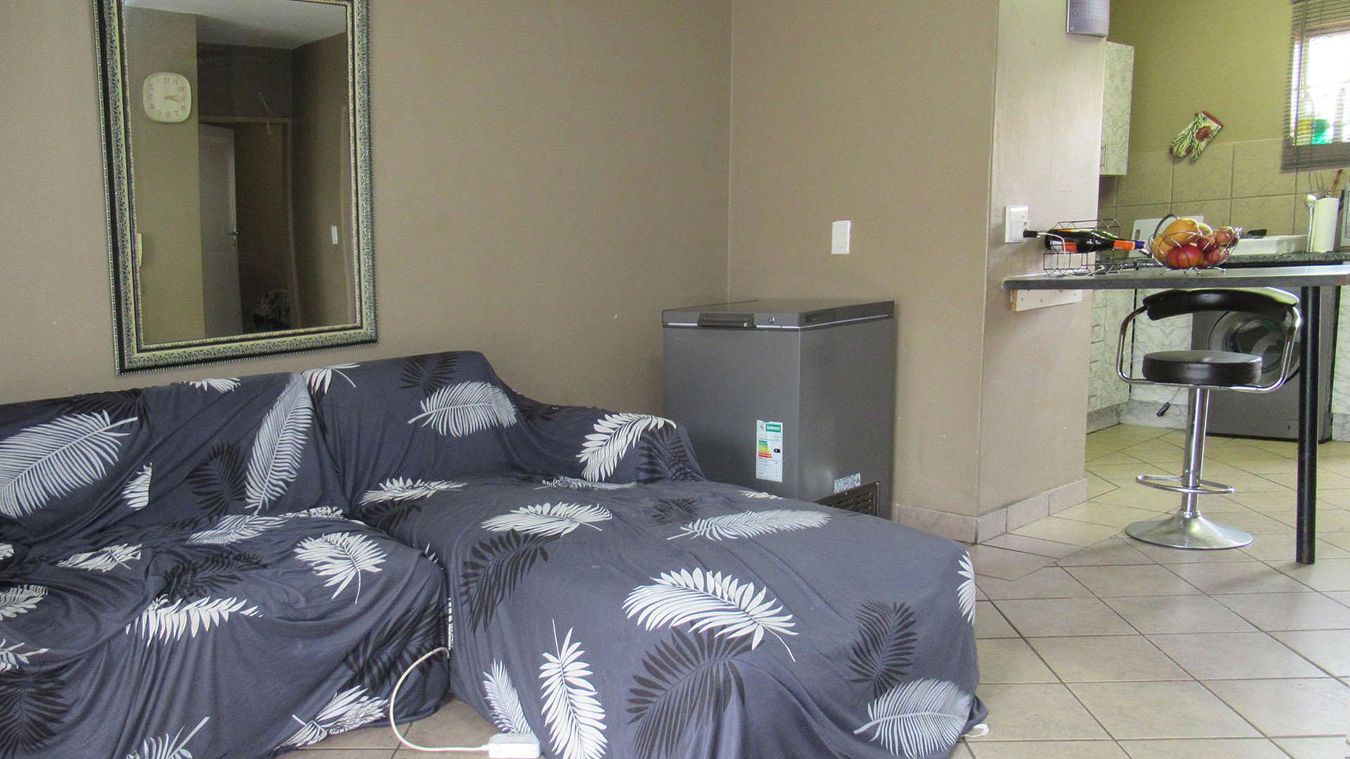 Lounges - 18 square meters of property in Selcourt