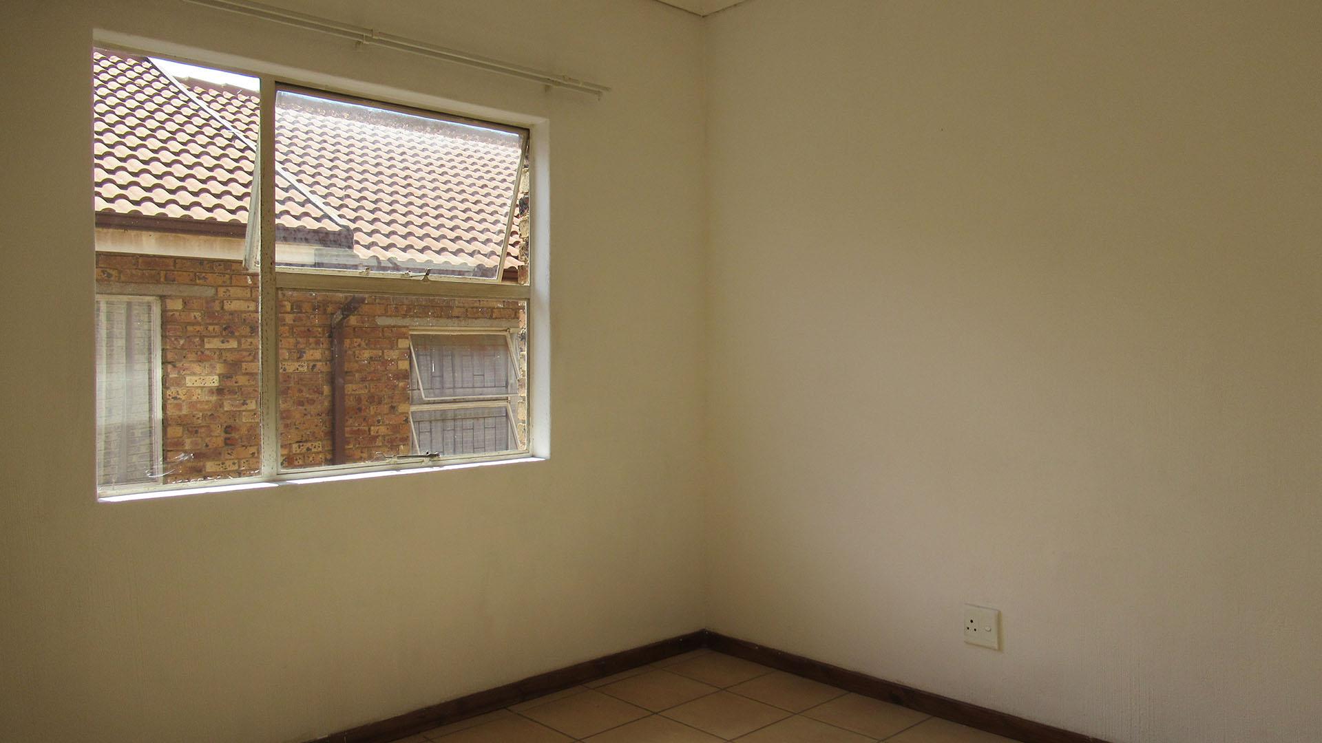 Bed Room 1 - 10 square meters of property in Kempton Park