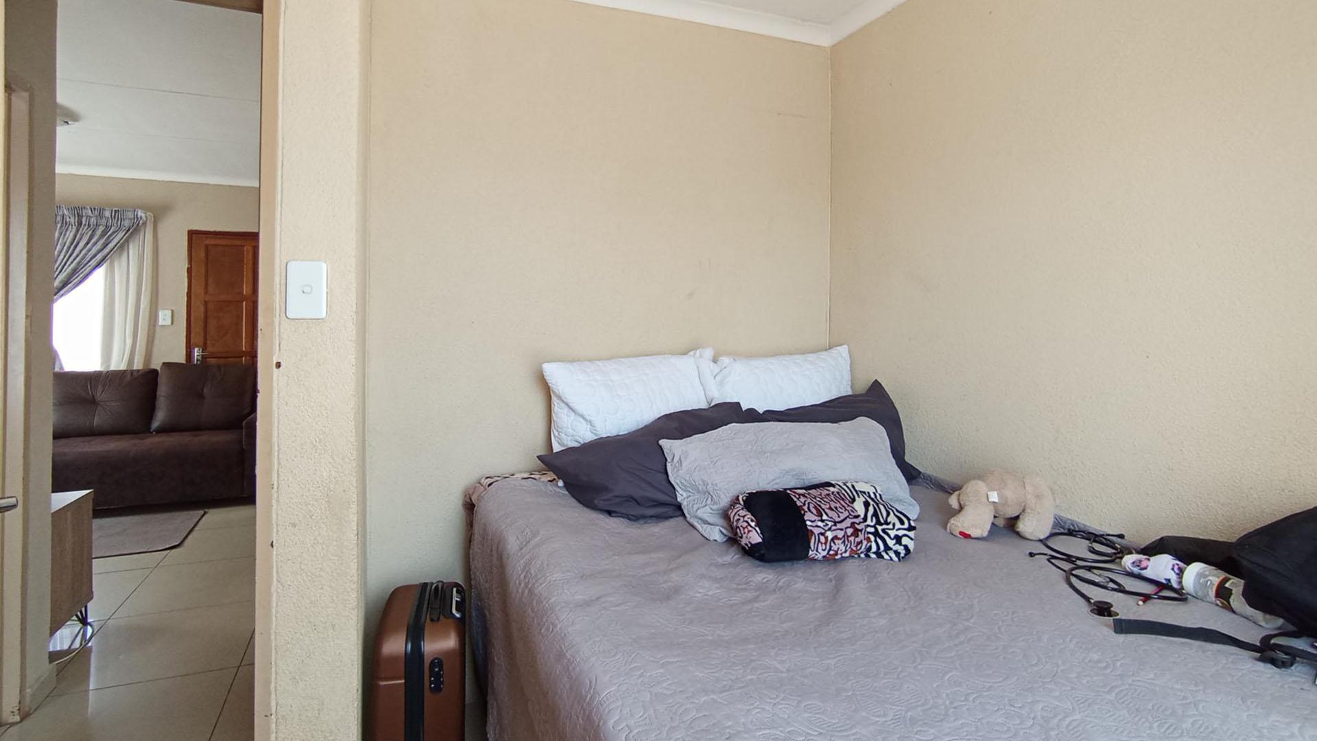 Bed Room 1 - 8 square meters of property in Soshanguve