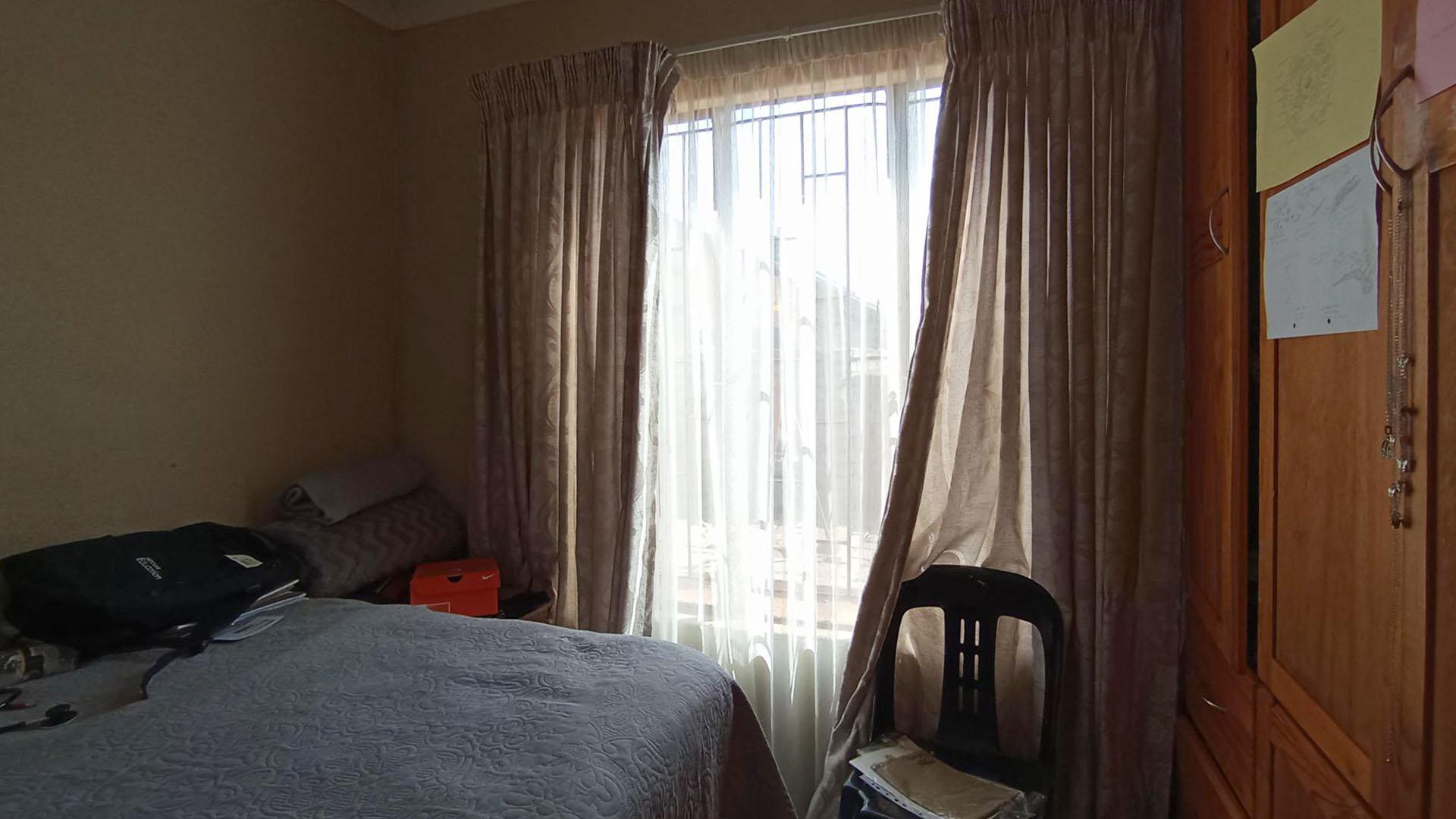 Bed Room 1 - 8 square meters of property in Soshanguve