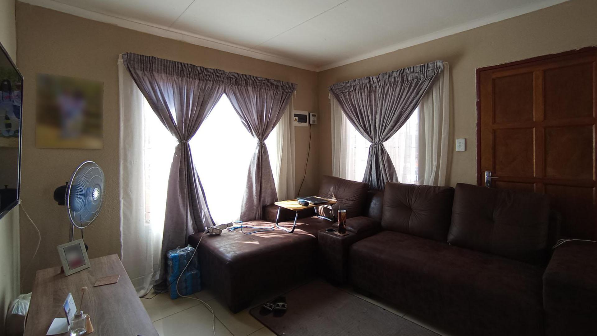 Lounges - 13 square meters of property in Soshanguve