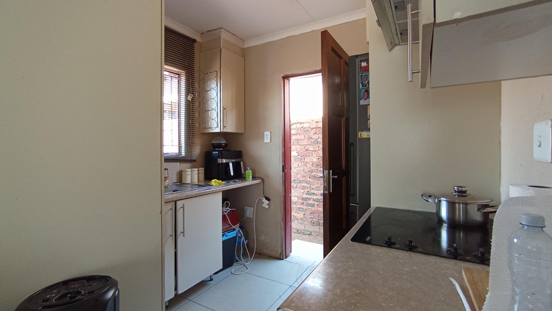 Kitchen - 6 square meters of property in Soshanguve