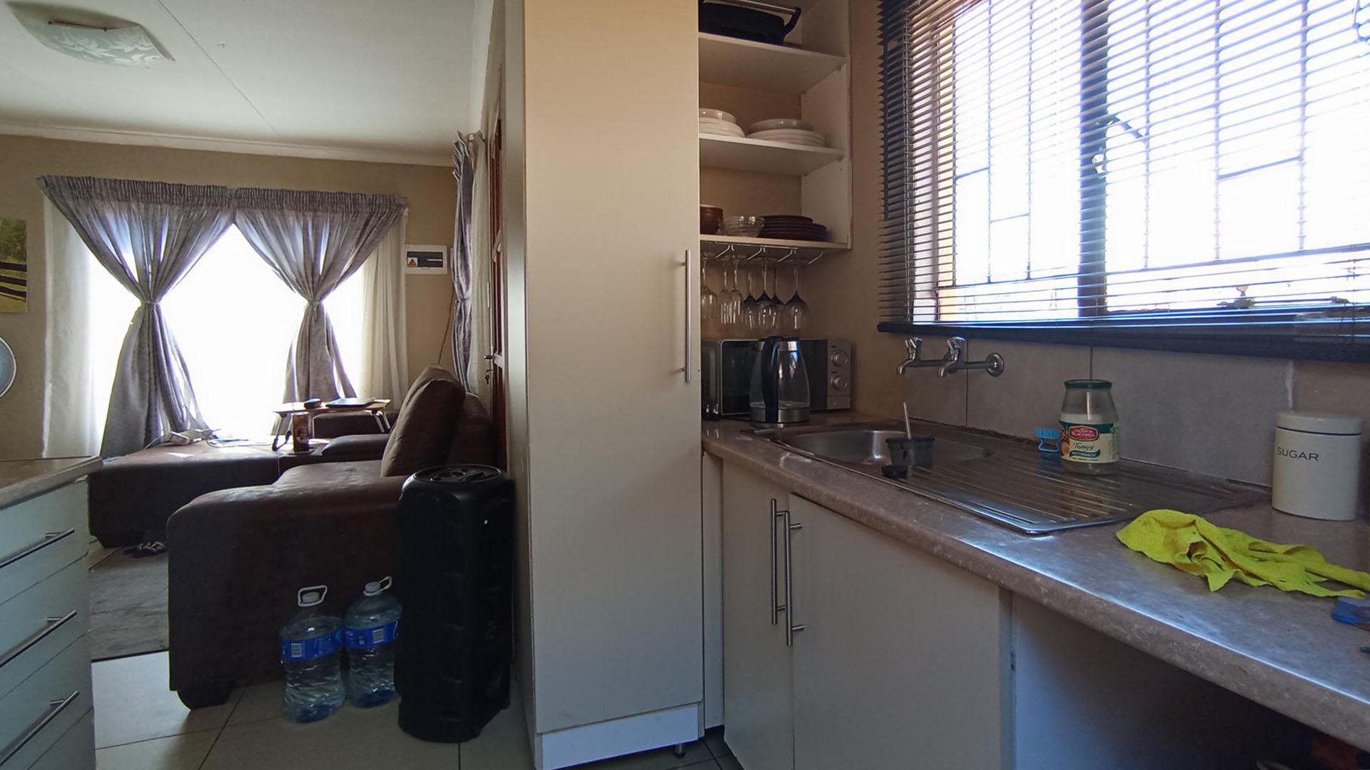 Kitchen - 6 square meters of property in Soshanguve