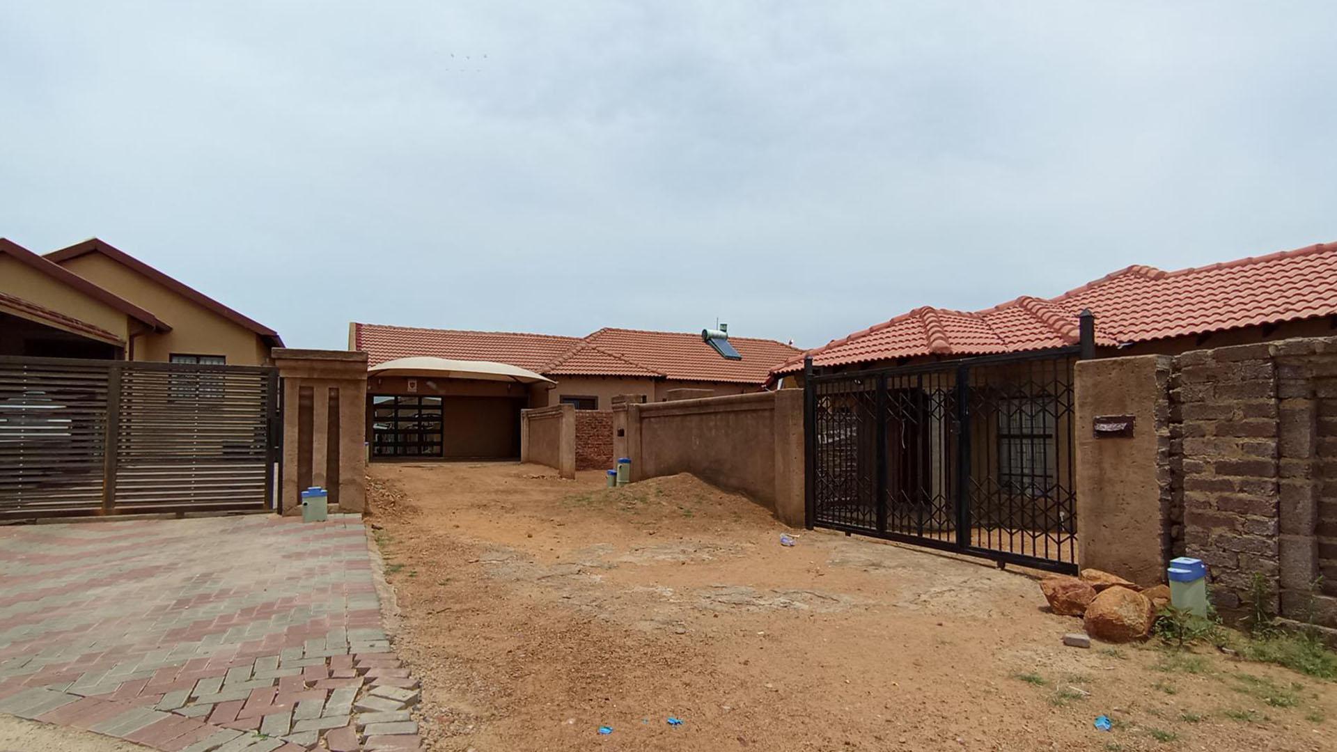 Front View of property in Soshanguve