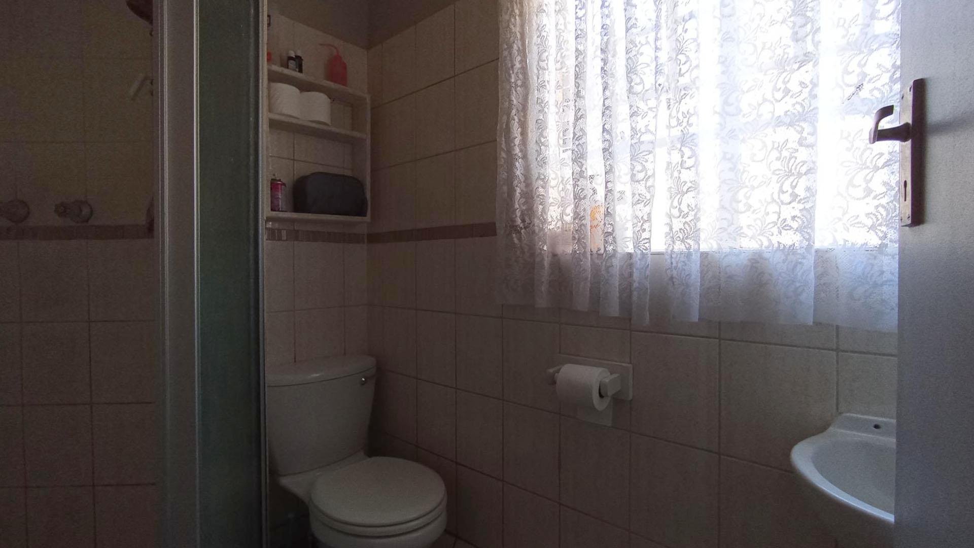 Bathroom 1 - 3 square meters of property in Wonderboom South