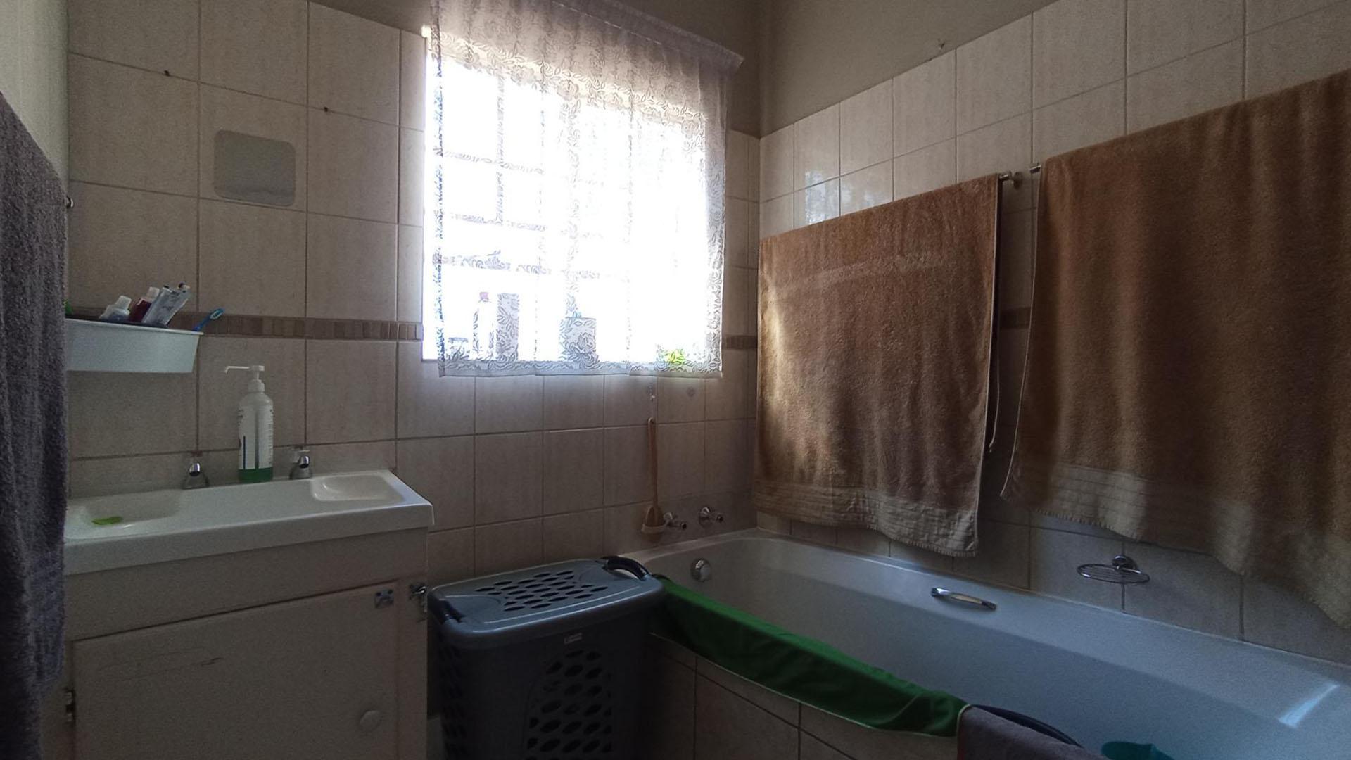 Bathroom 2 - 4 square meters of property in Wonderboom South
