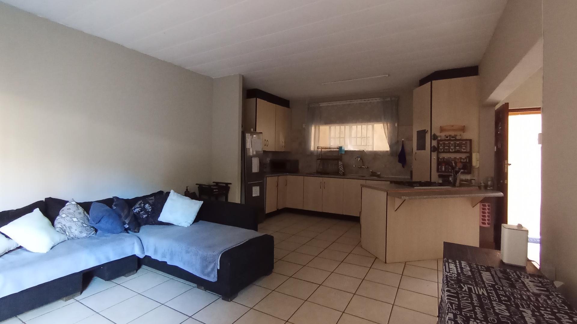 Lounges - 17 square meters of property in Wonderboom South