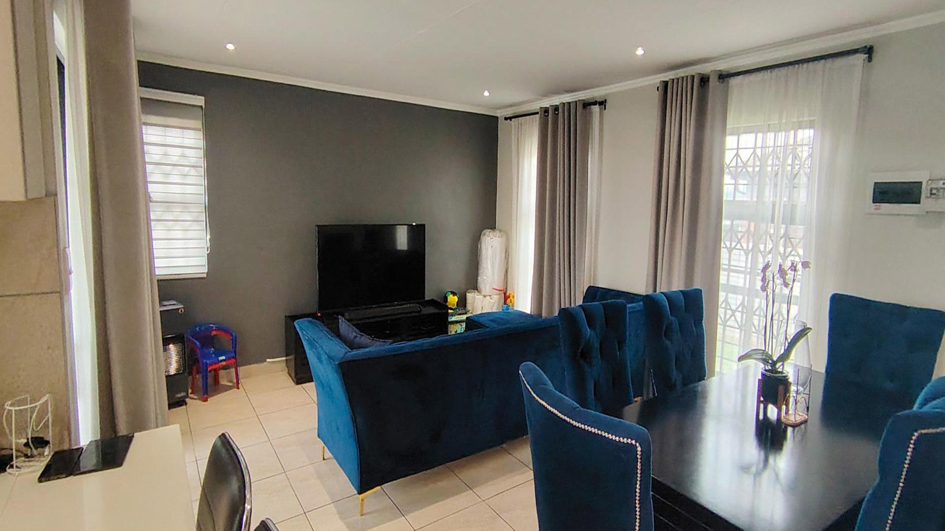 Lounges - 16 square meters of property in Mindalore