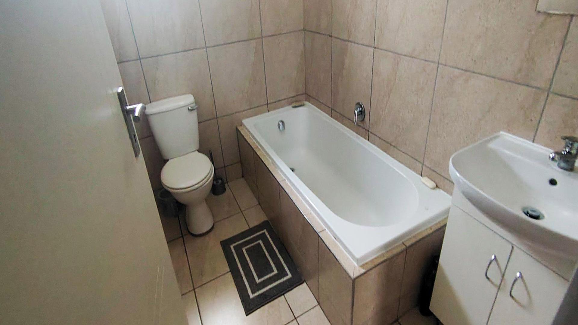 Bathroom 1 - 5 square meters of property in Mindalore