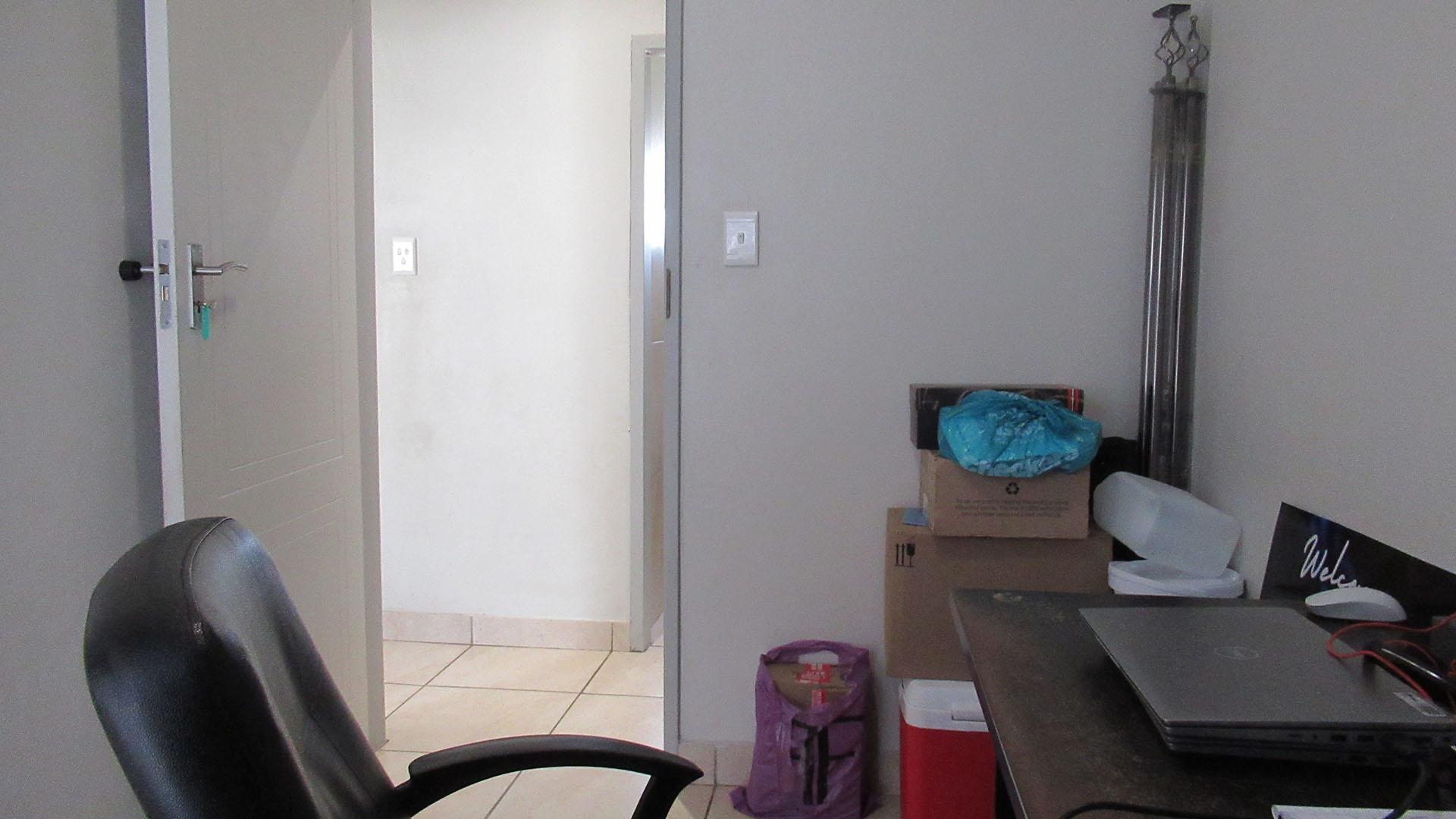 Bed Room 1 - 8 square meters of property in Mindalore