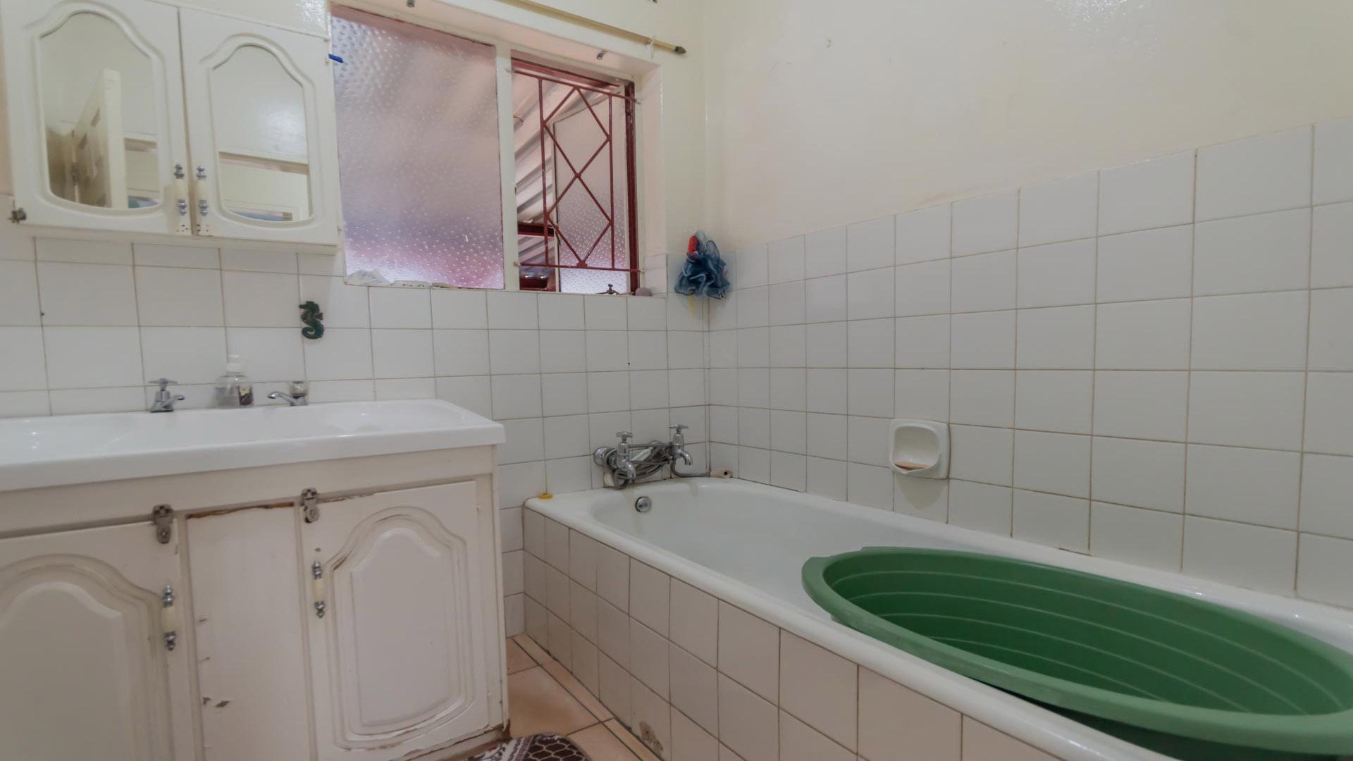 Bathroom 1 of property in Dersley