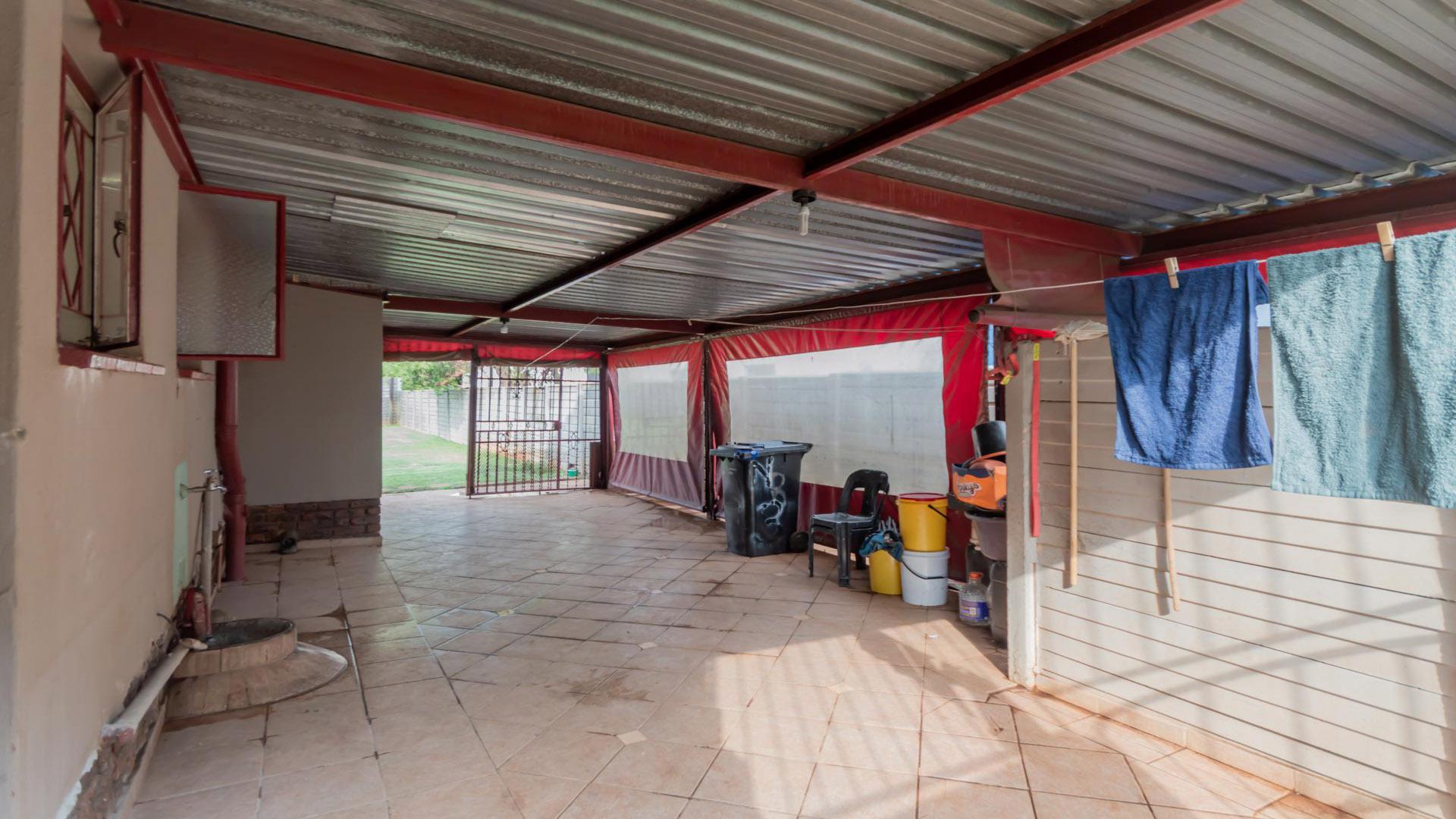 Garage of property in Dersley