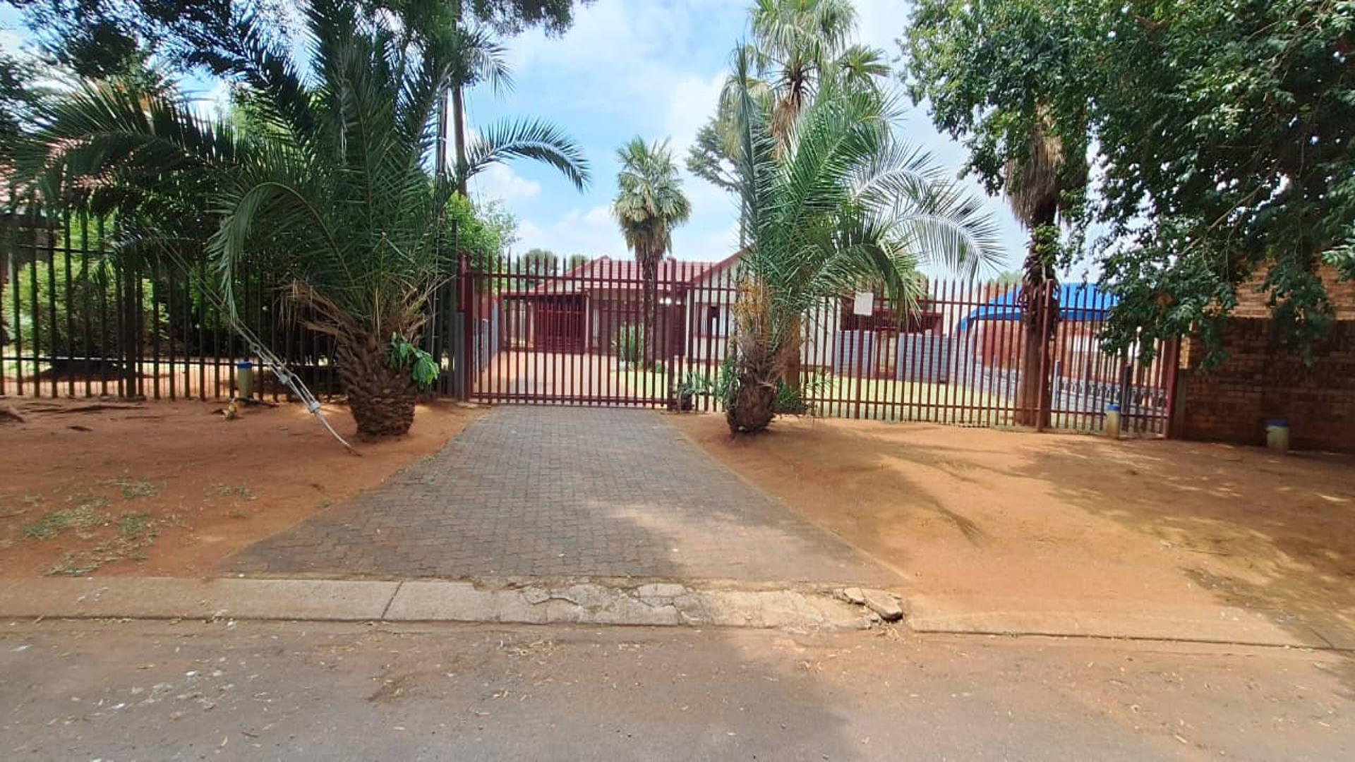 Front View of property in Dersley