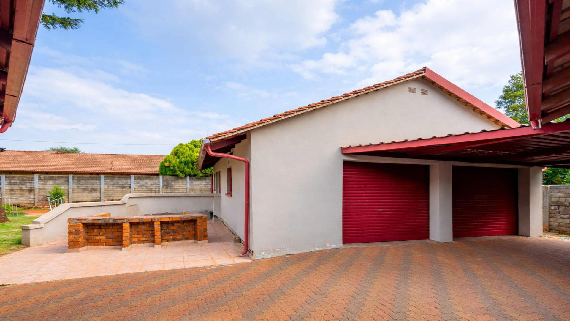 Garage of property in Dersley