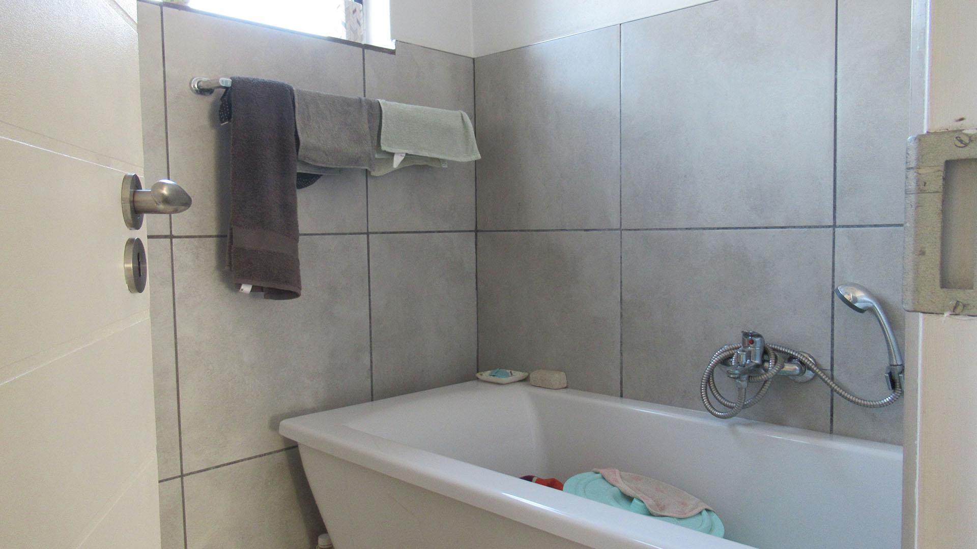 Bathroom 1 - 4 square meters of property in Orlando