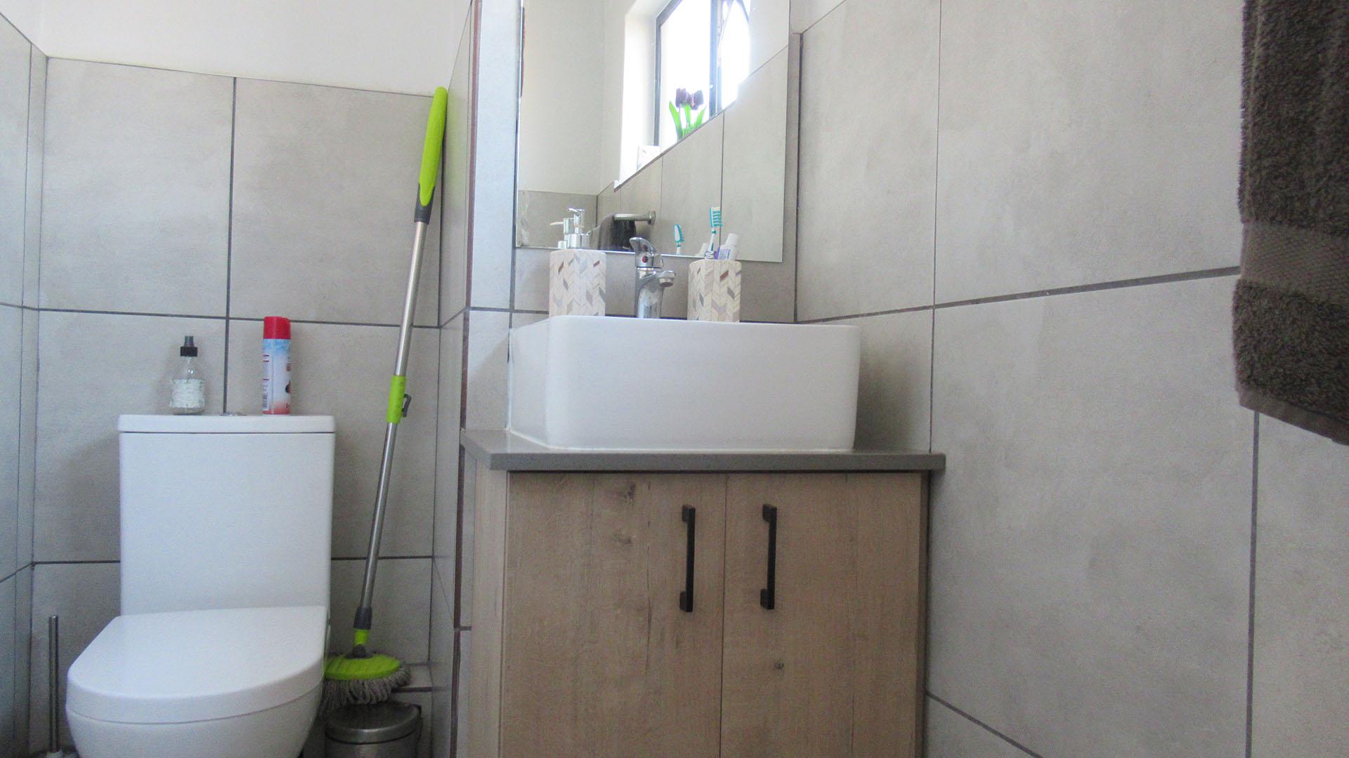 Bathroom 1 - 4 square meters of property in Orlando