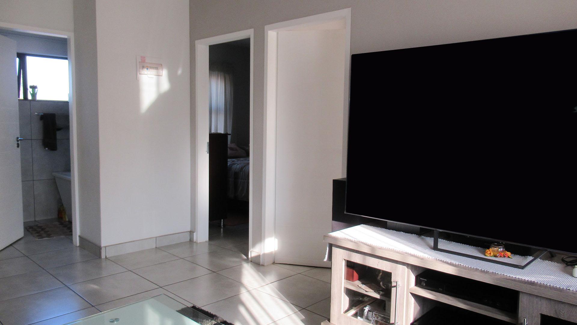 Lounges - 18 square meters of property in Orlando
