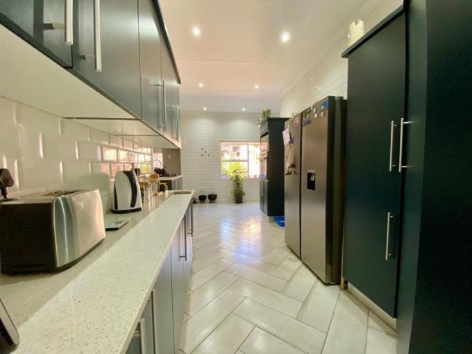 4 Bedroom House for Sale For Sale in Oakdene - MR703524