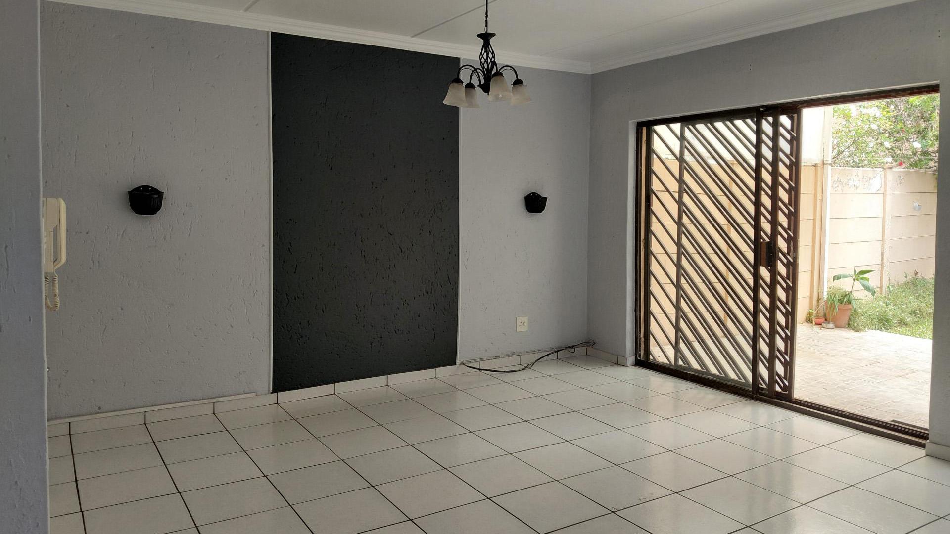 Lounges - 17 square meters of property in Kew