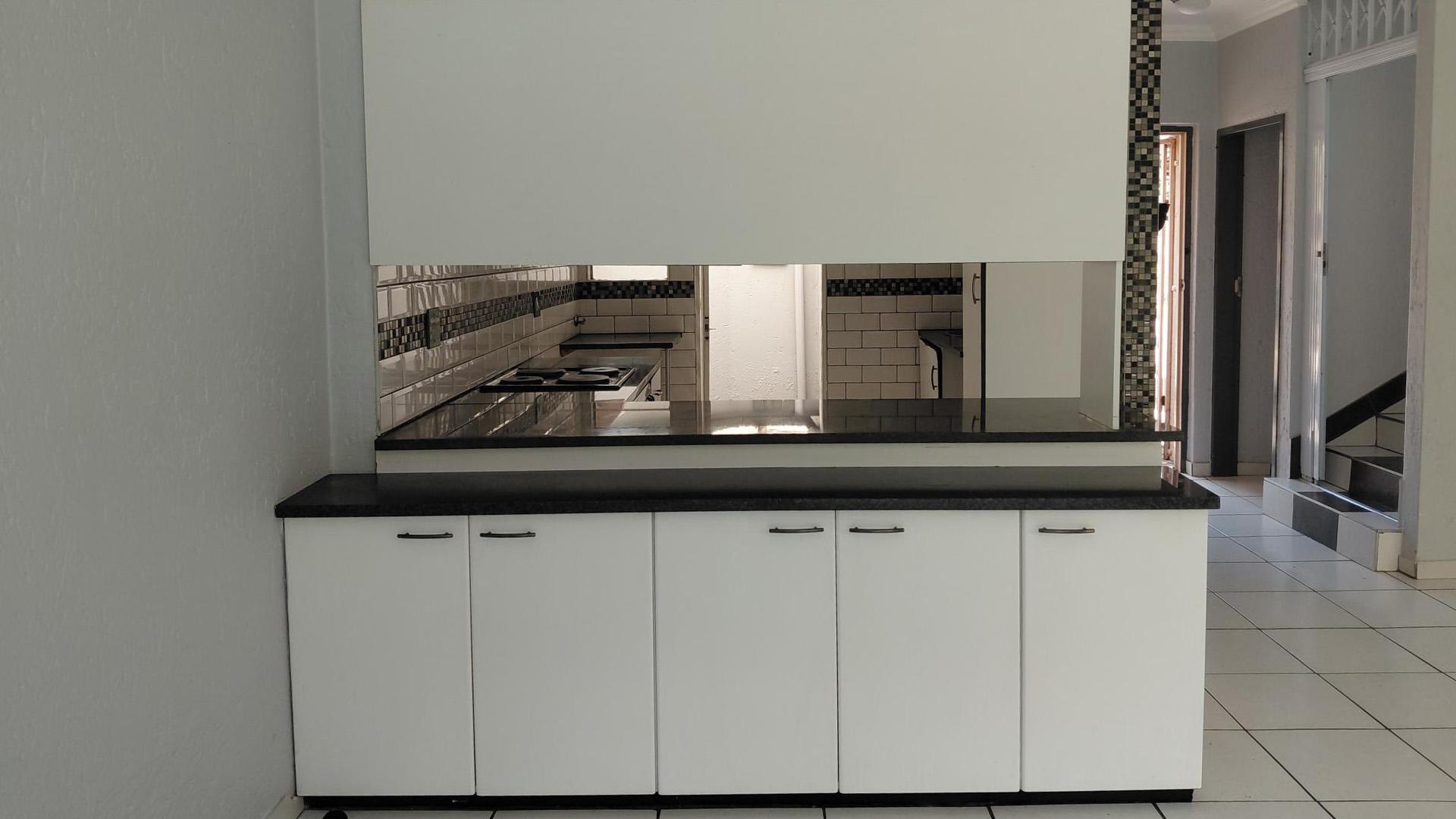 Kitchen - 11 square meters of property in Kew