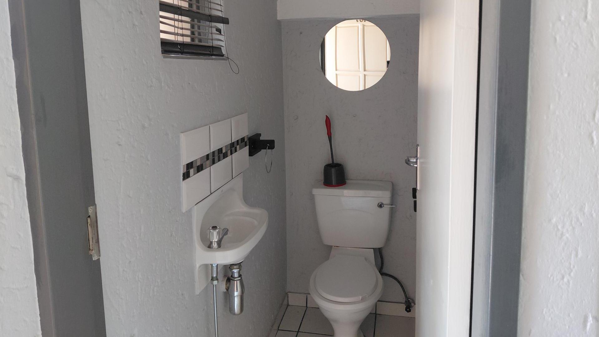 Guest Toilet - 2 square meters of property in Kew