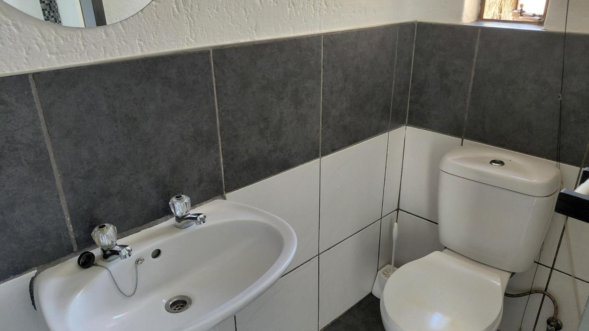 Bathroom 1 - 4 square meters of property in Kew