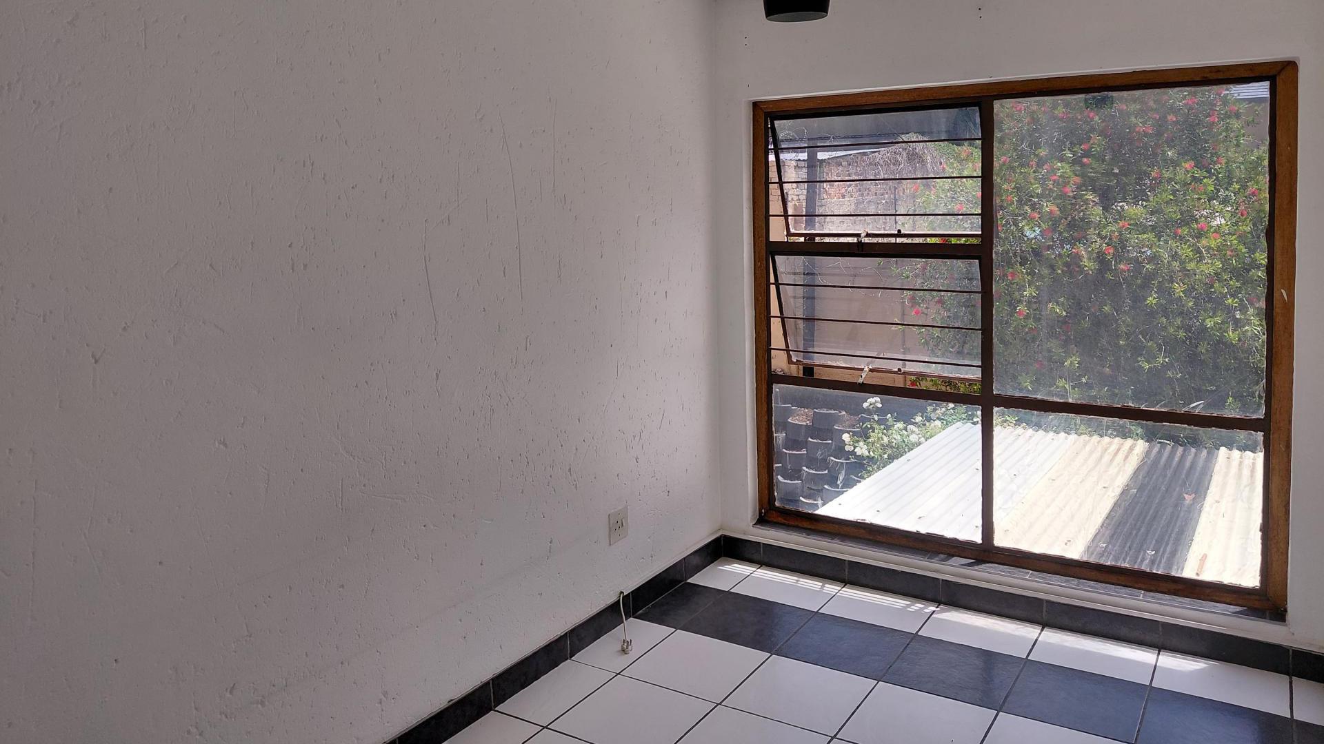 Bed Room 1 - 12 square meters of property in Kew