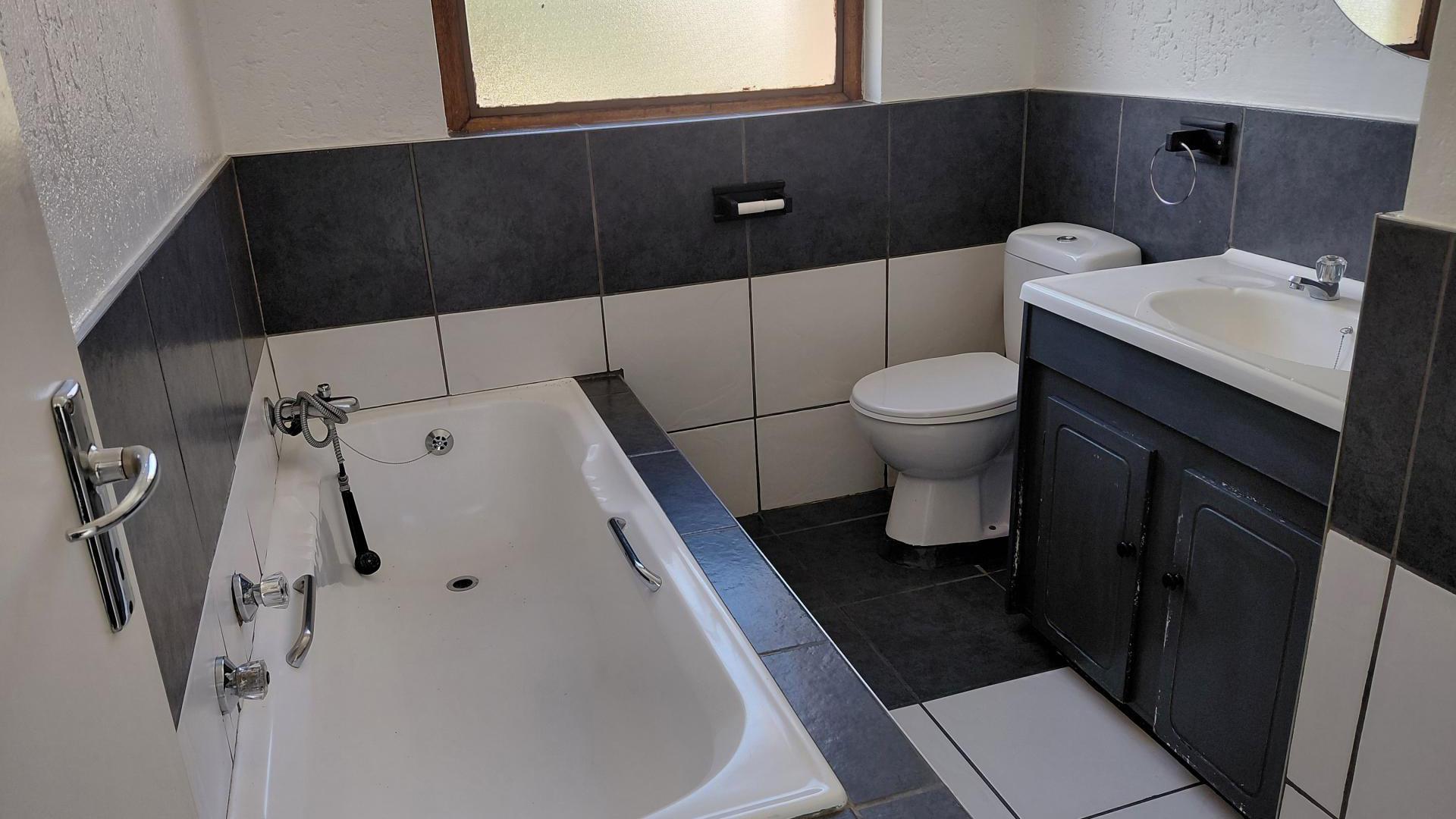 Main Bathroom - 6 square meters of property in Kew