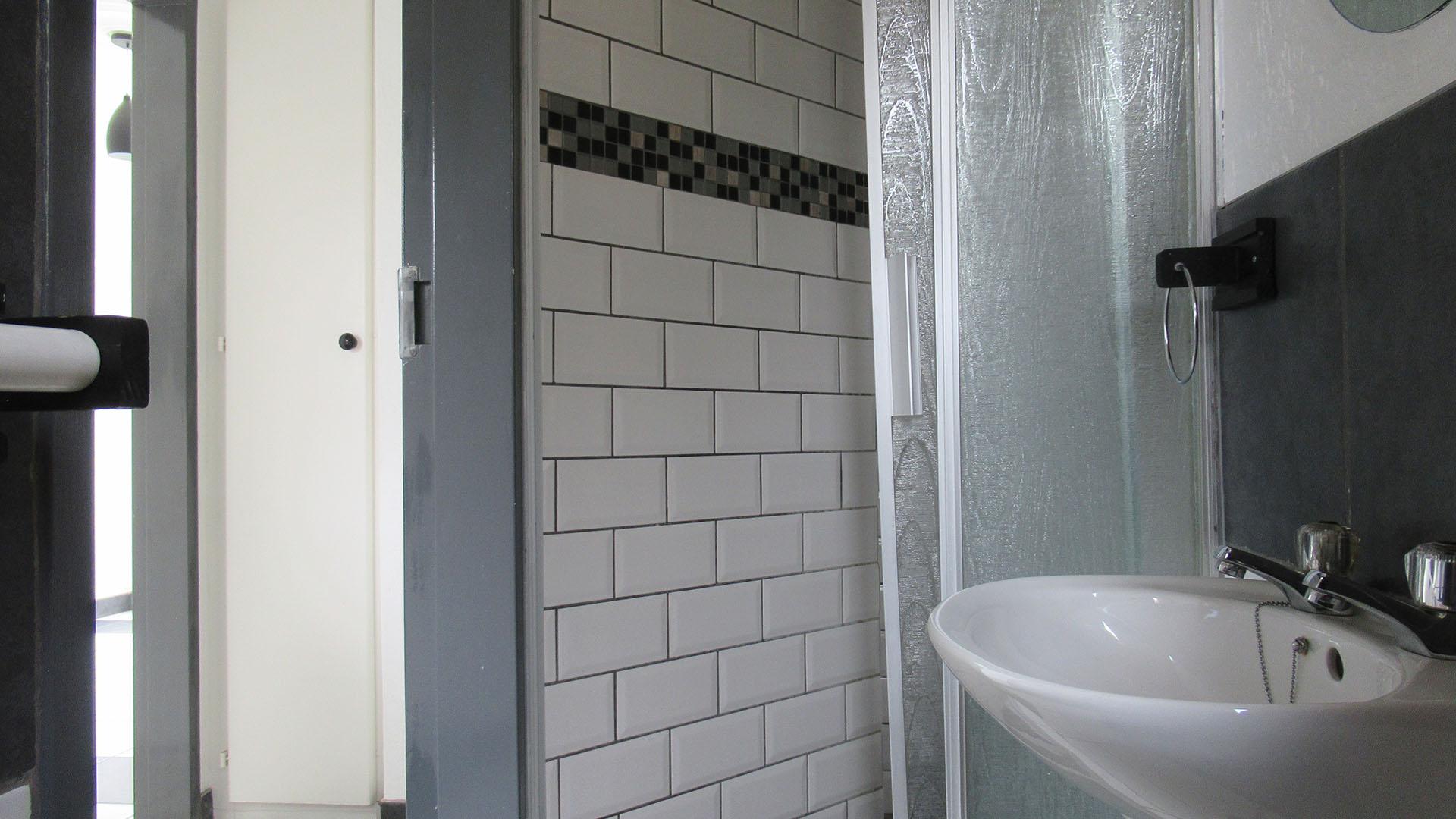 Bathroom 1 - 4 square meters of property in Kew