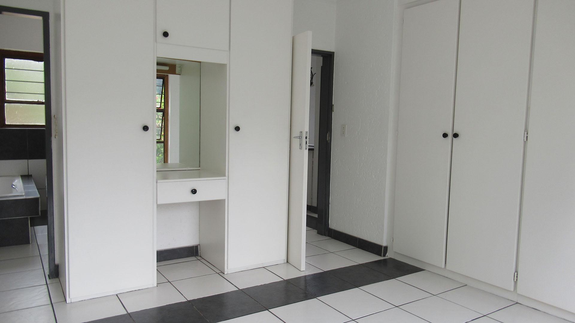 Main Bedroom - 18 square meters of property in Kew