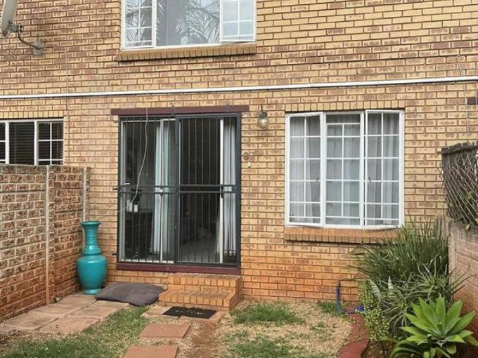 2 Bedroom Duplex for Sale For Sale in Die Hoewes - MR703538