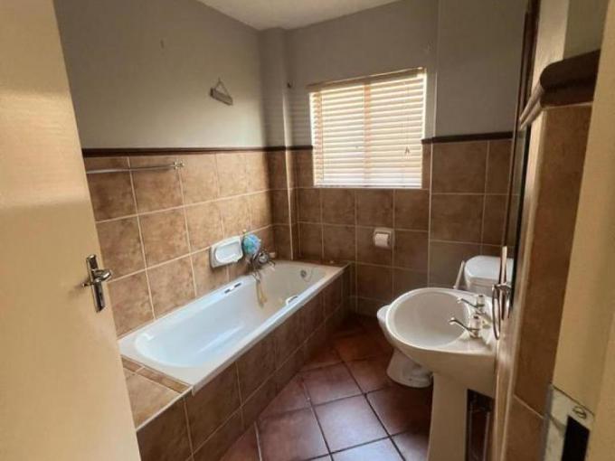 2 Bedroom Apartment for Sale For Sale in Die Hoewes - MR703539