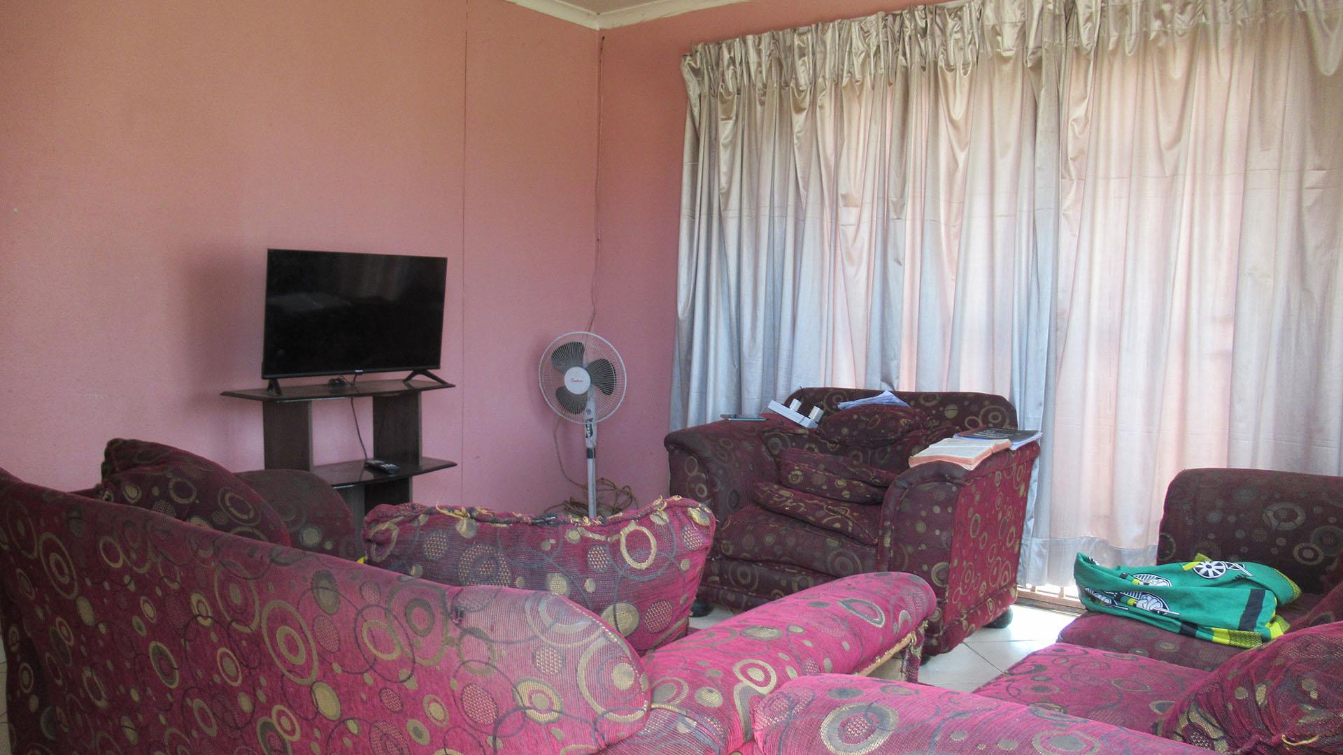 Lounges - 17 square meters of property in Evaton