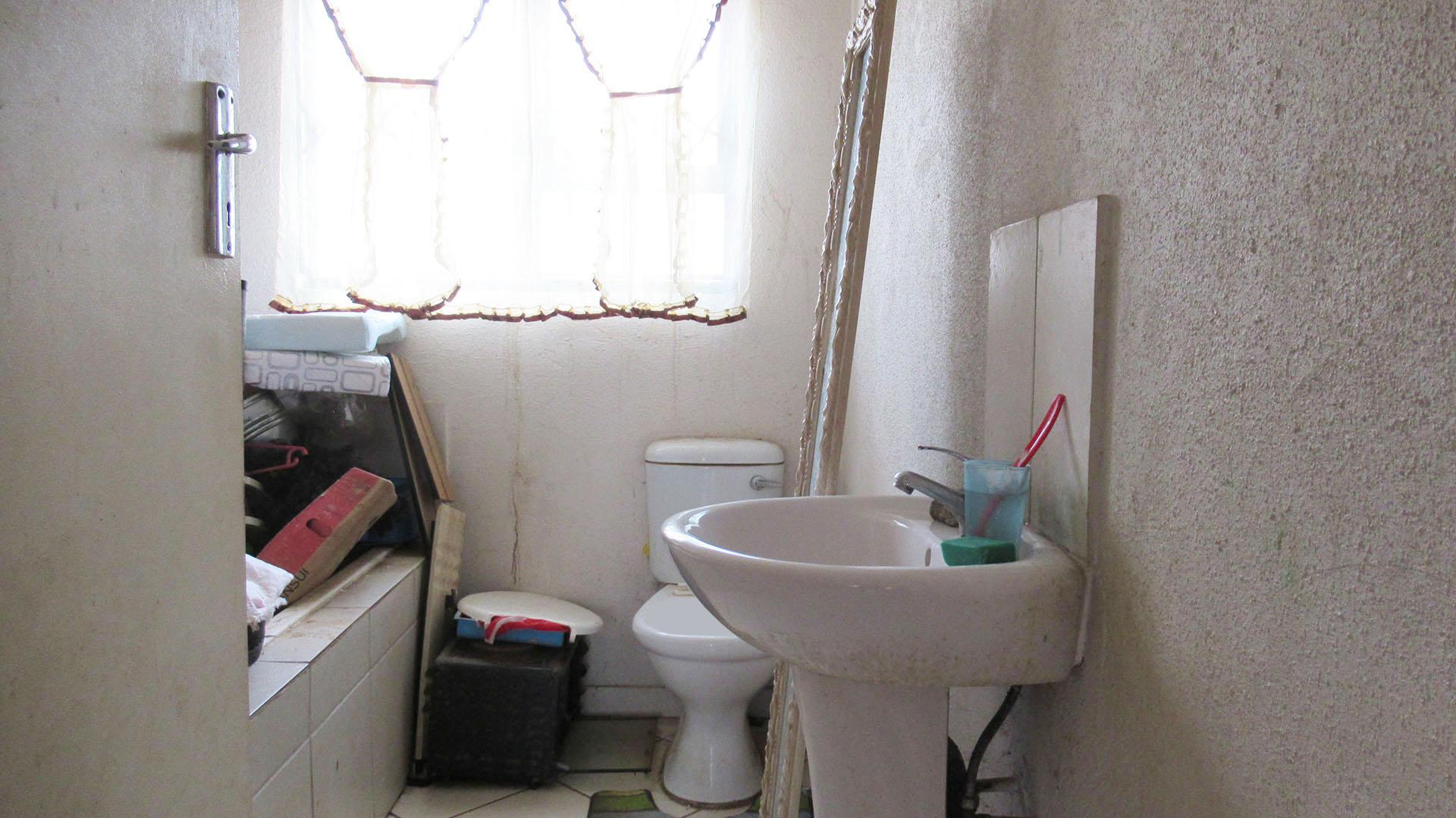 Main Bathroom - 6 square meters of property in Evaton