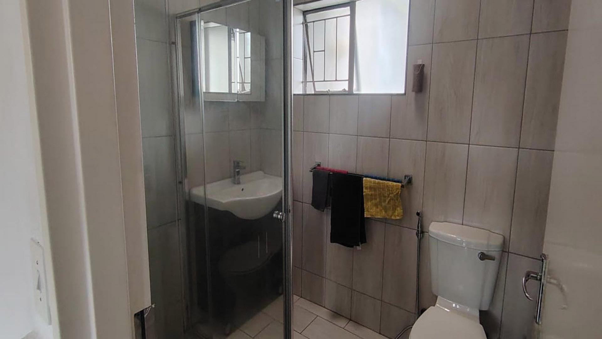 Bathroom 1 of property in Weltevreden Park