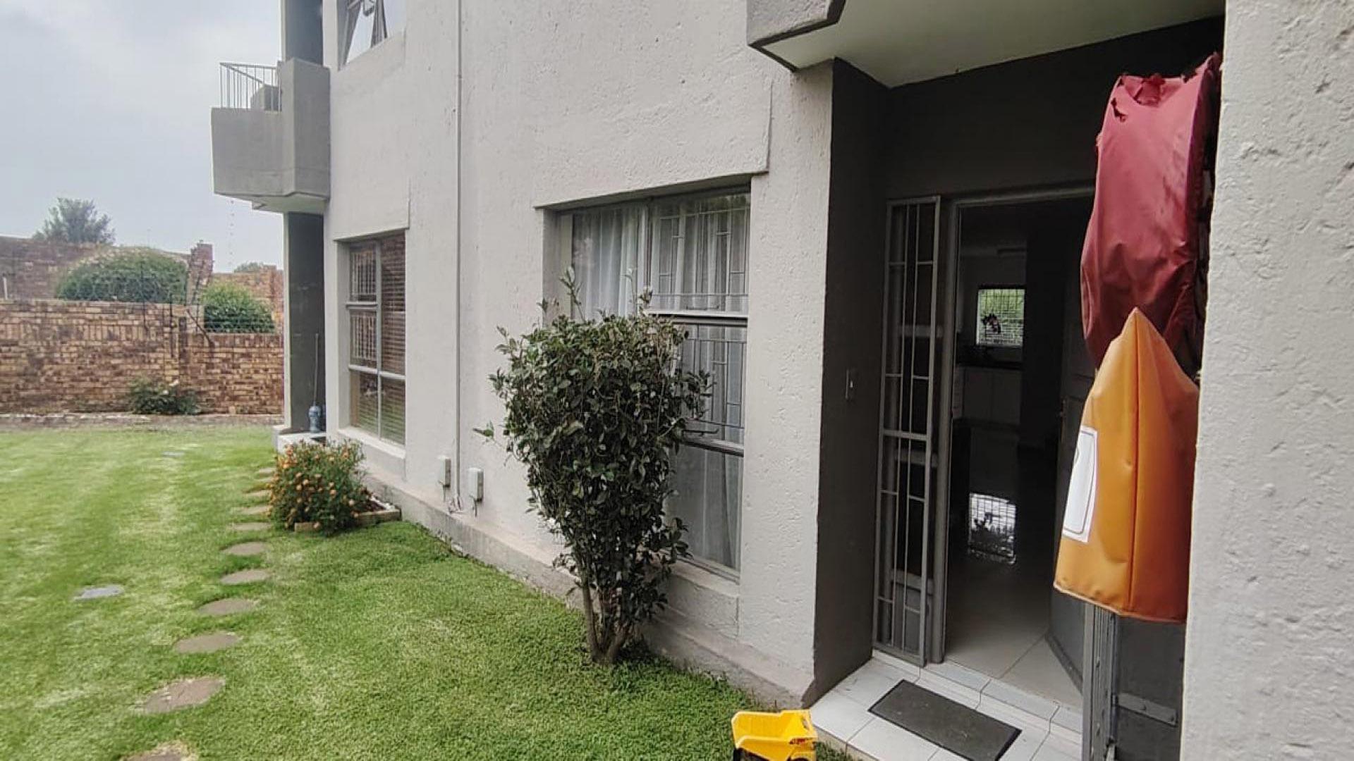 Front View of property in Weltevreden Park